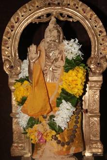 Время действовать вибхути на статуе Свами Премананды