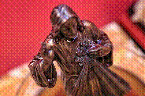 Название: Новая надежда - описание: Четвертое чудо - бронзовая статуя Иисуса, которая источает масло и кровь из сердца.