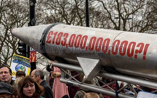 Описание: D:\Игорь\00-Сайт КБК\2016-04\london-uk-27-february-2016-a-mock-missile-launcher-carries-anti-trident-fj0akd (1).jpg