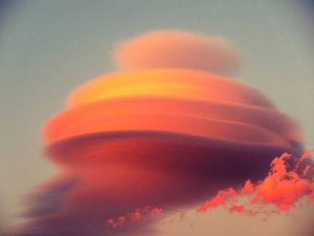 Описание: D:\Игорь\00-Сайт КБК\2016-04\April 2016 issue_files\medi.201604_ufo_cloud_sicily.jpg