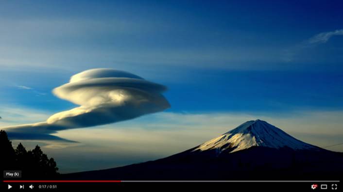 Описание: Снимок, сделанный на апрель 2019 года, показывал, что облако в форме НЛО, имеющее приблизительно три-четыре мили в поперечнике (4,5-6,5 км), было снято в воздухе около горы Фудзи, Япония, 10 марта 2019 года.
